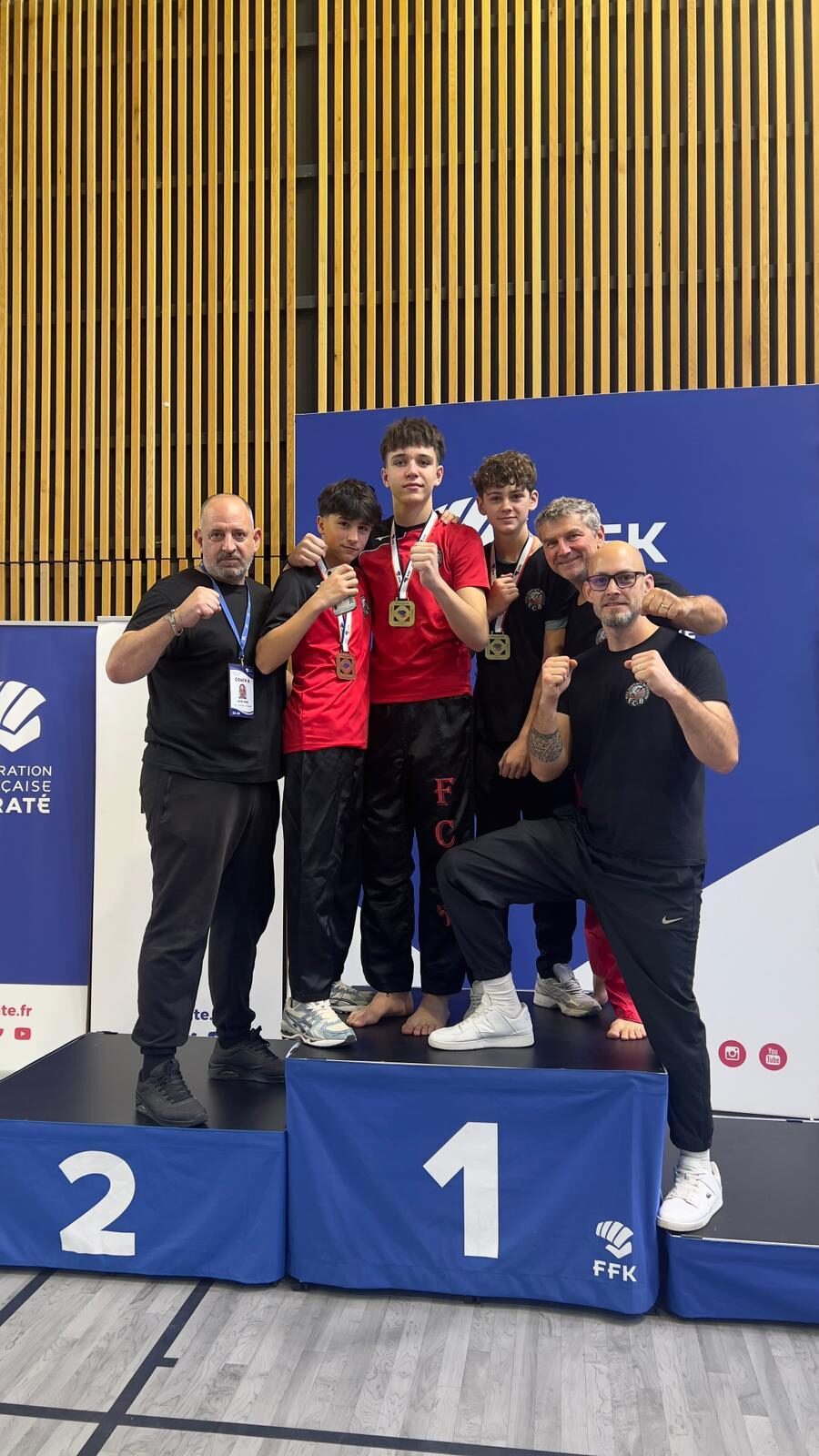L'équipe du Full Contact Biterrois sur le podium